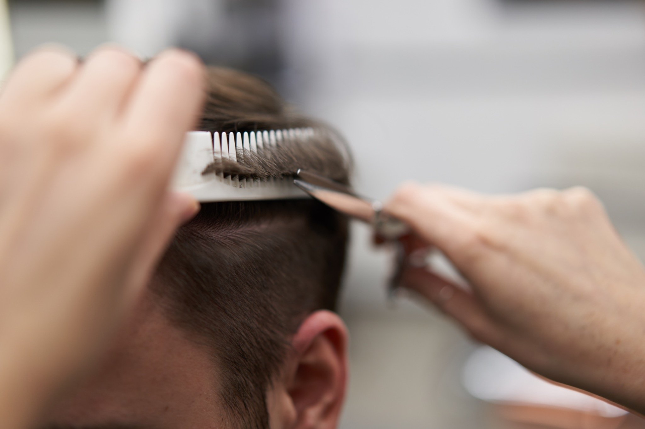 Professioneller Haarschnitt im Salon